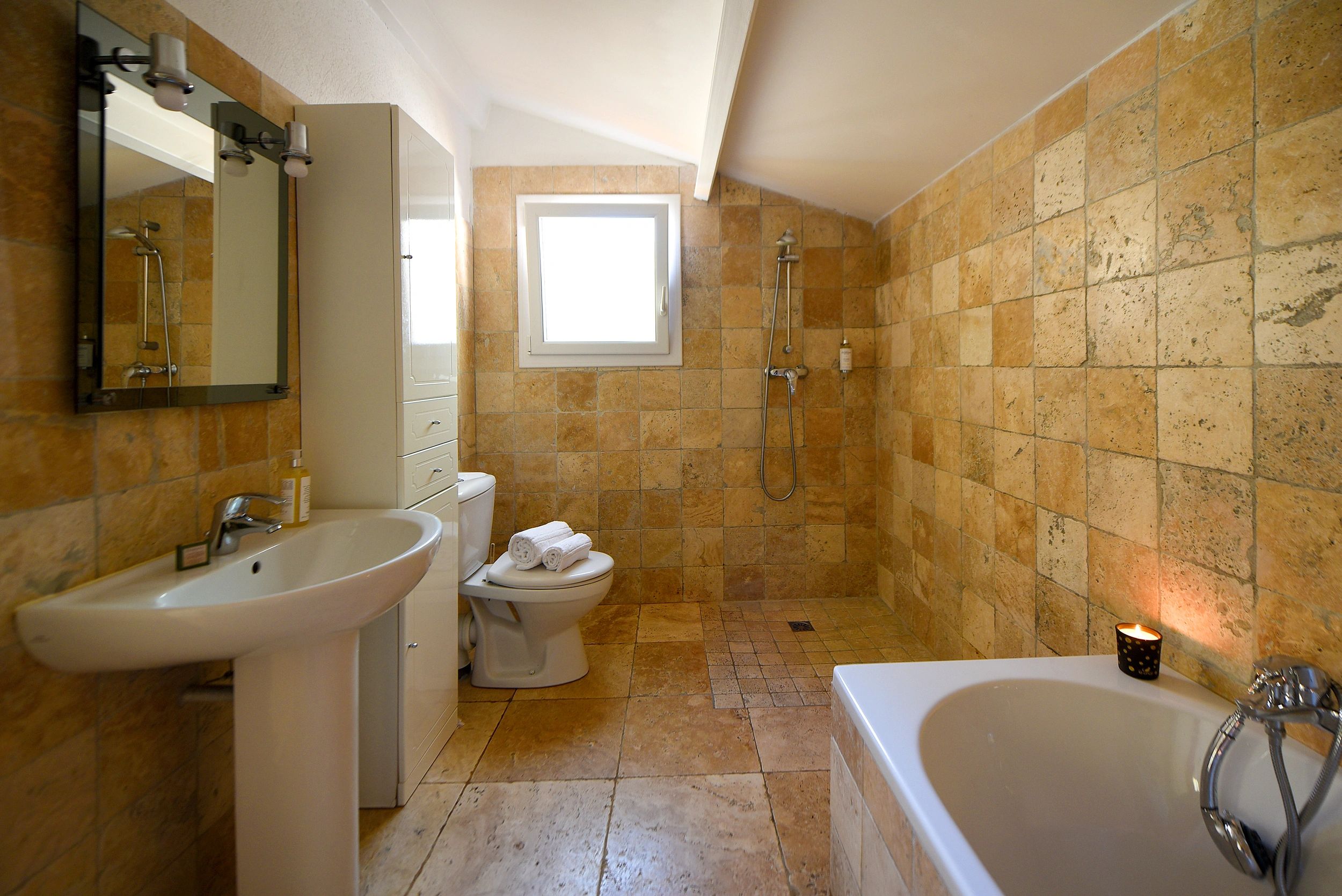 Large villa to rent in Porto-Vecchio with spacious bathroom
