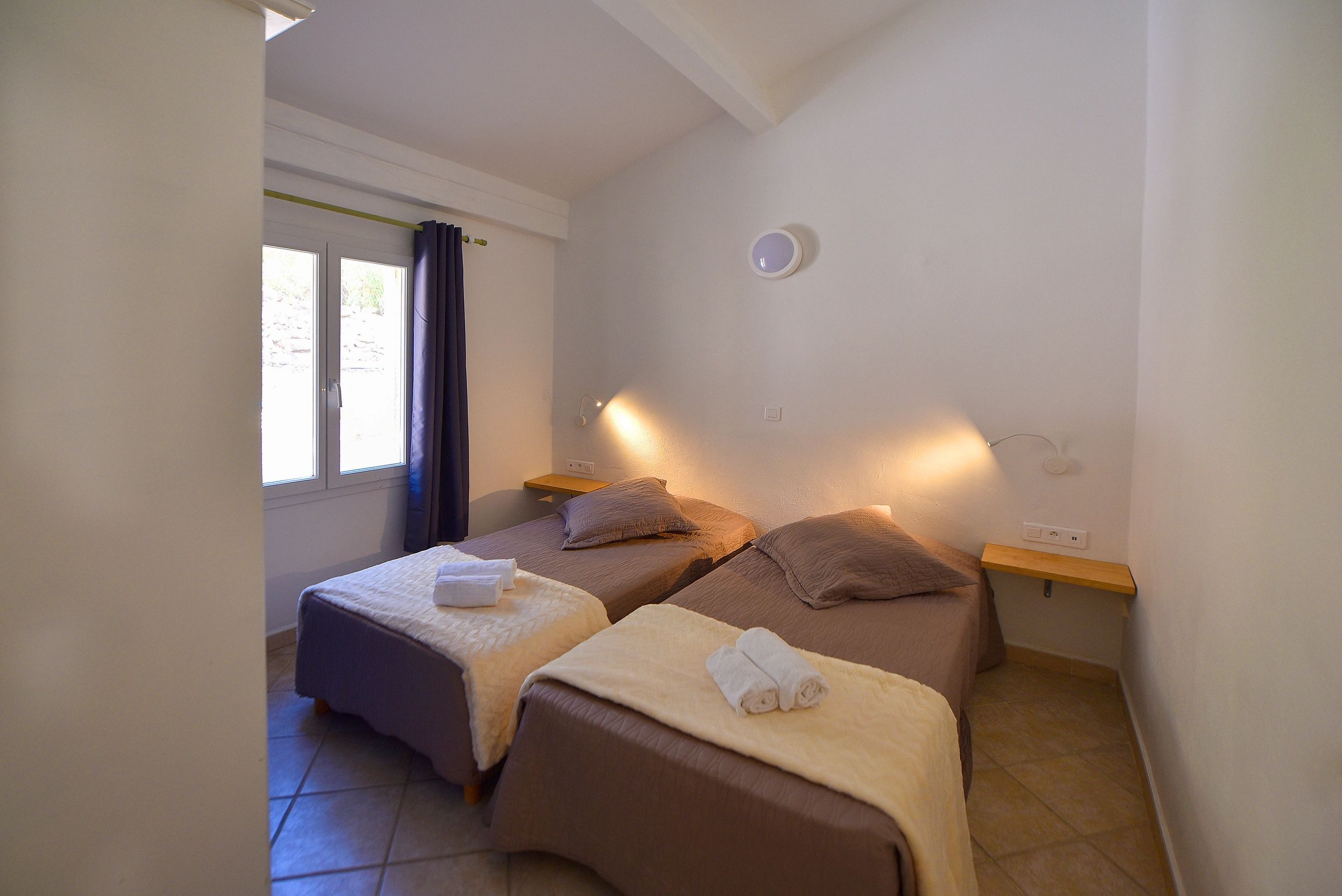 Spacious bedroom in villa to rent with sea view in Porto-Vecchio