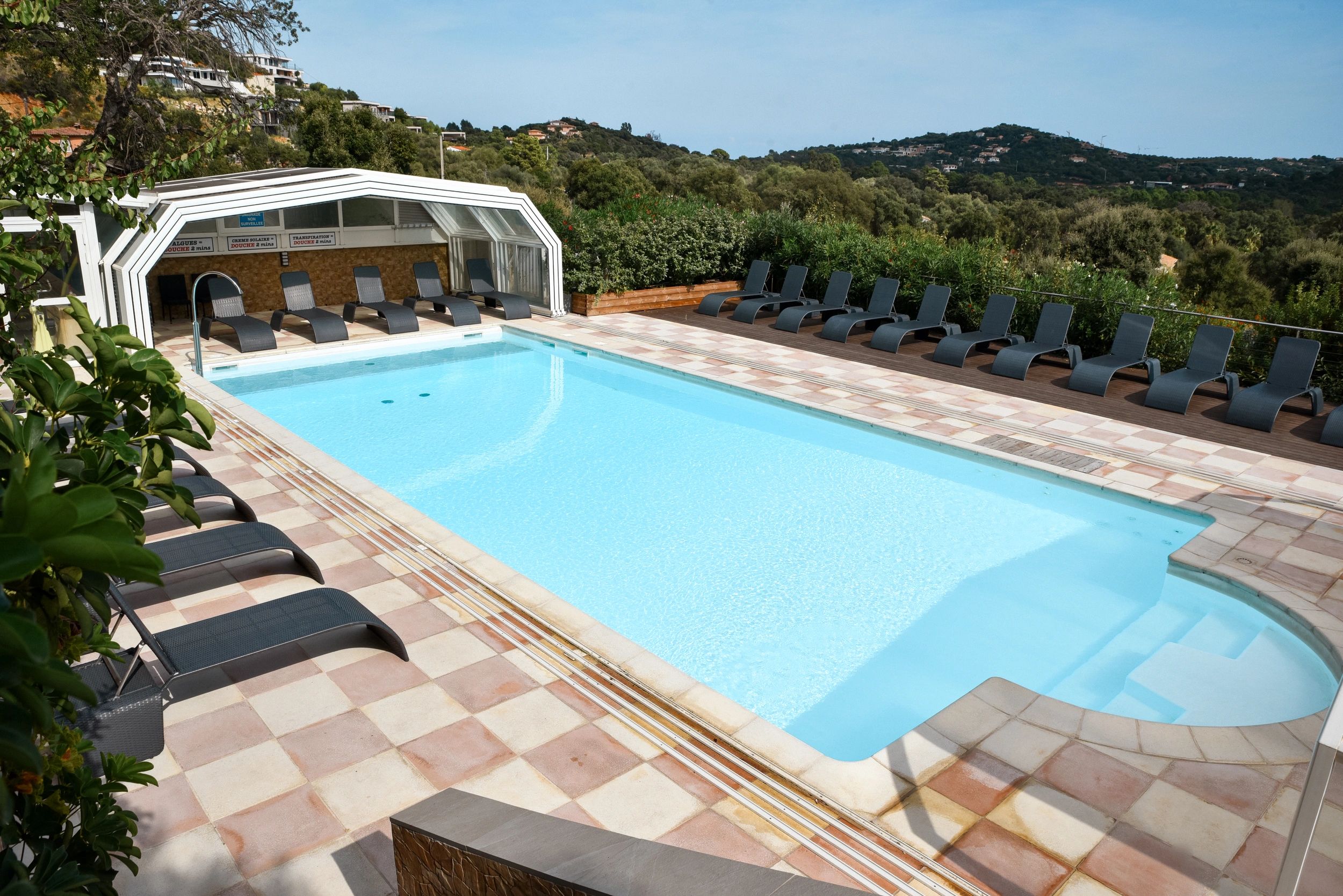 The heated pool in the 4-star residence in Porto-Vecchio