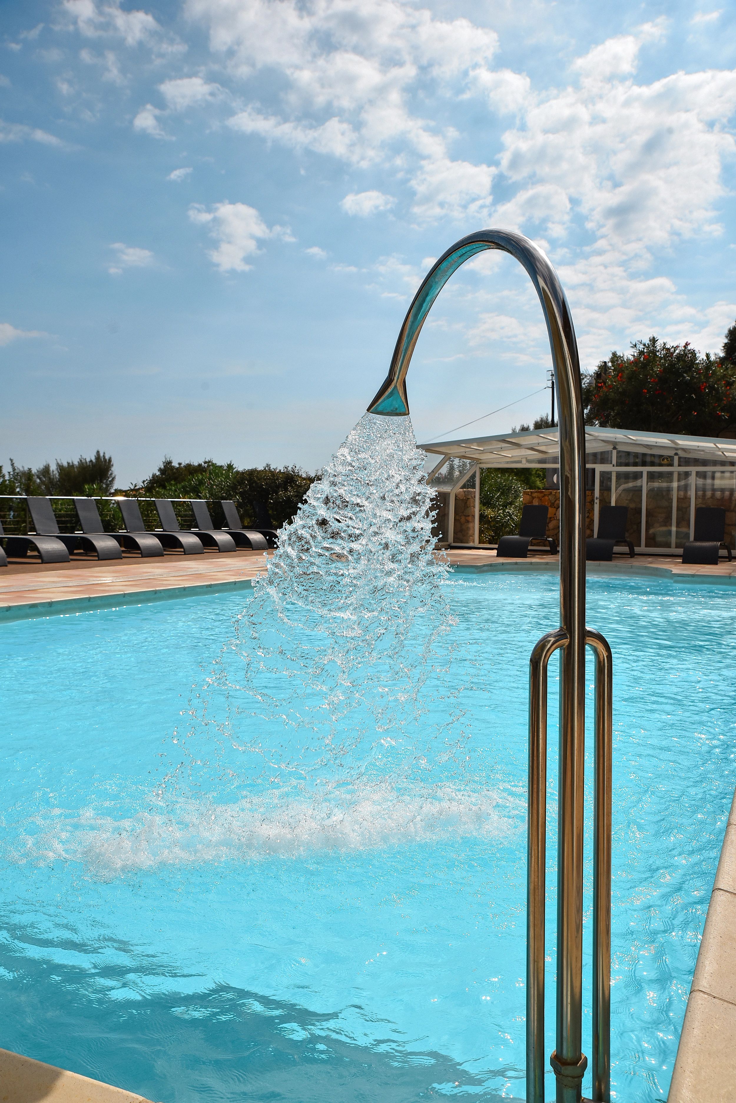 The heated pool of the 4-star residence in Porto-Vecchio