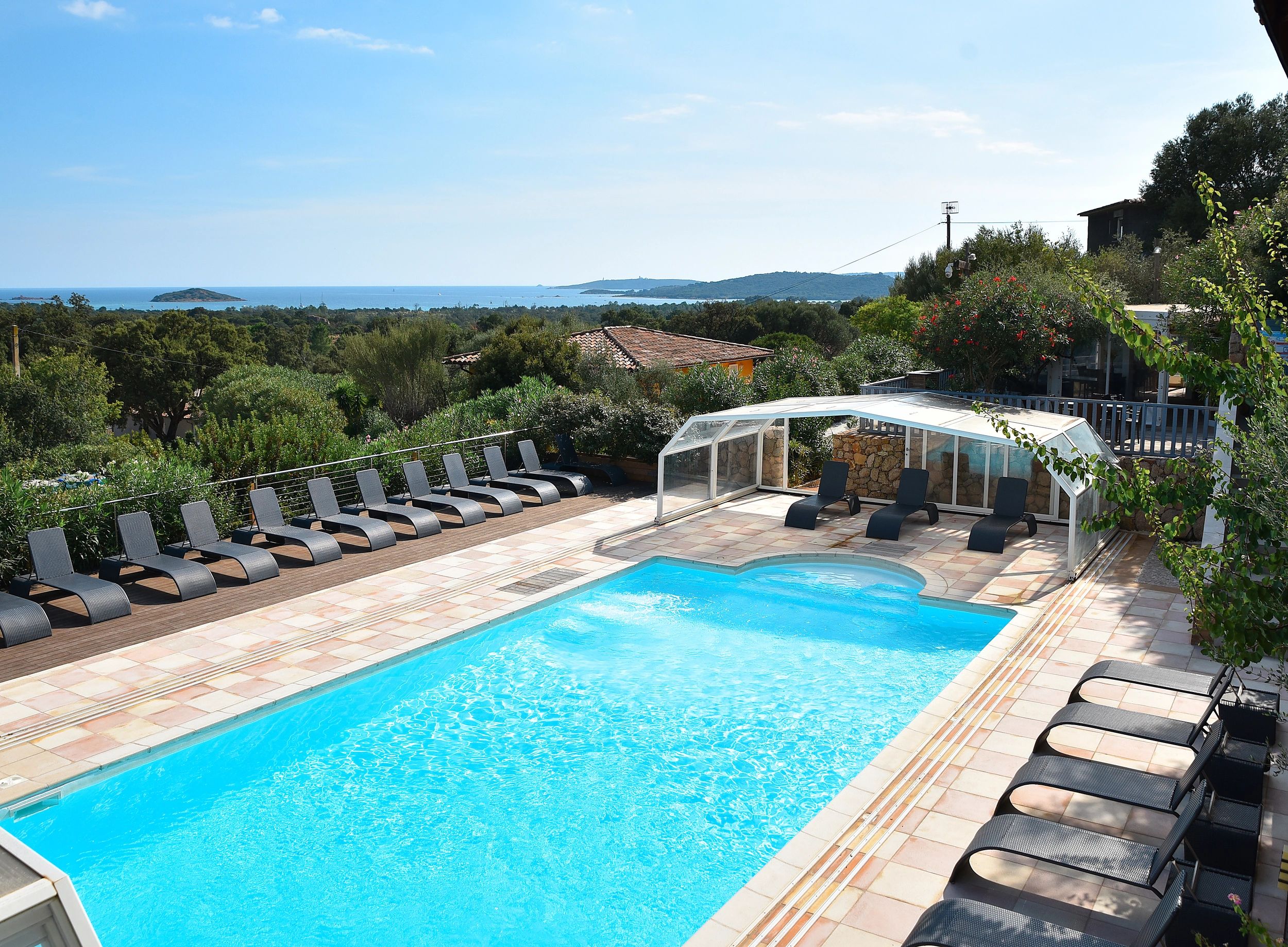 The covered pool of the 4-star residence in Porto-Vecchio