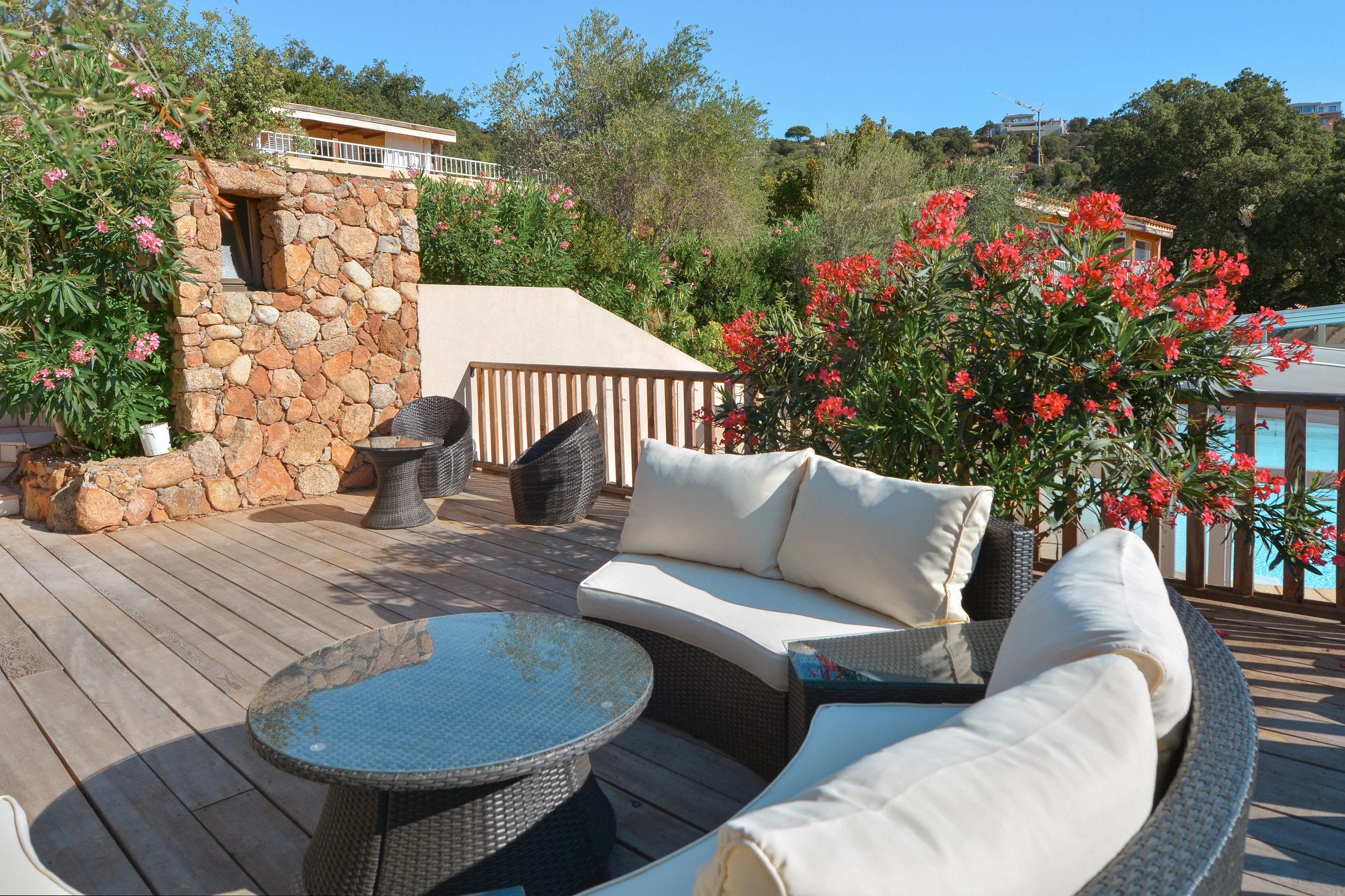 Grande terrazza in un residence con piscina a Porto-Vecchio