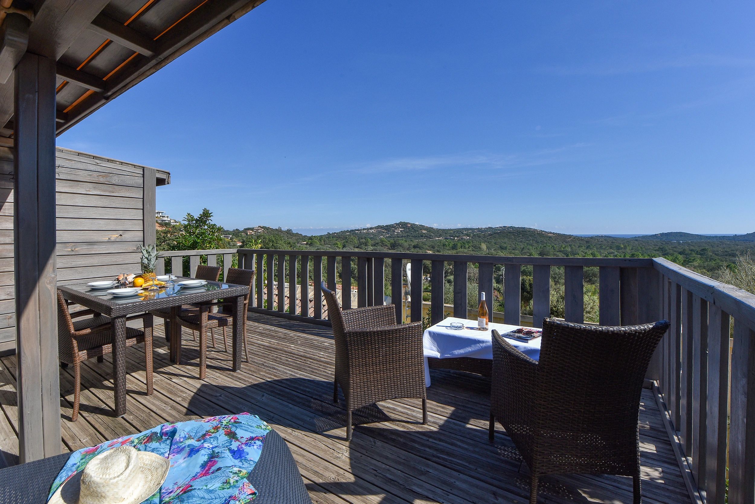 Grande terrasse vue mer dans notre villa à louer à Porto-Vecchio